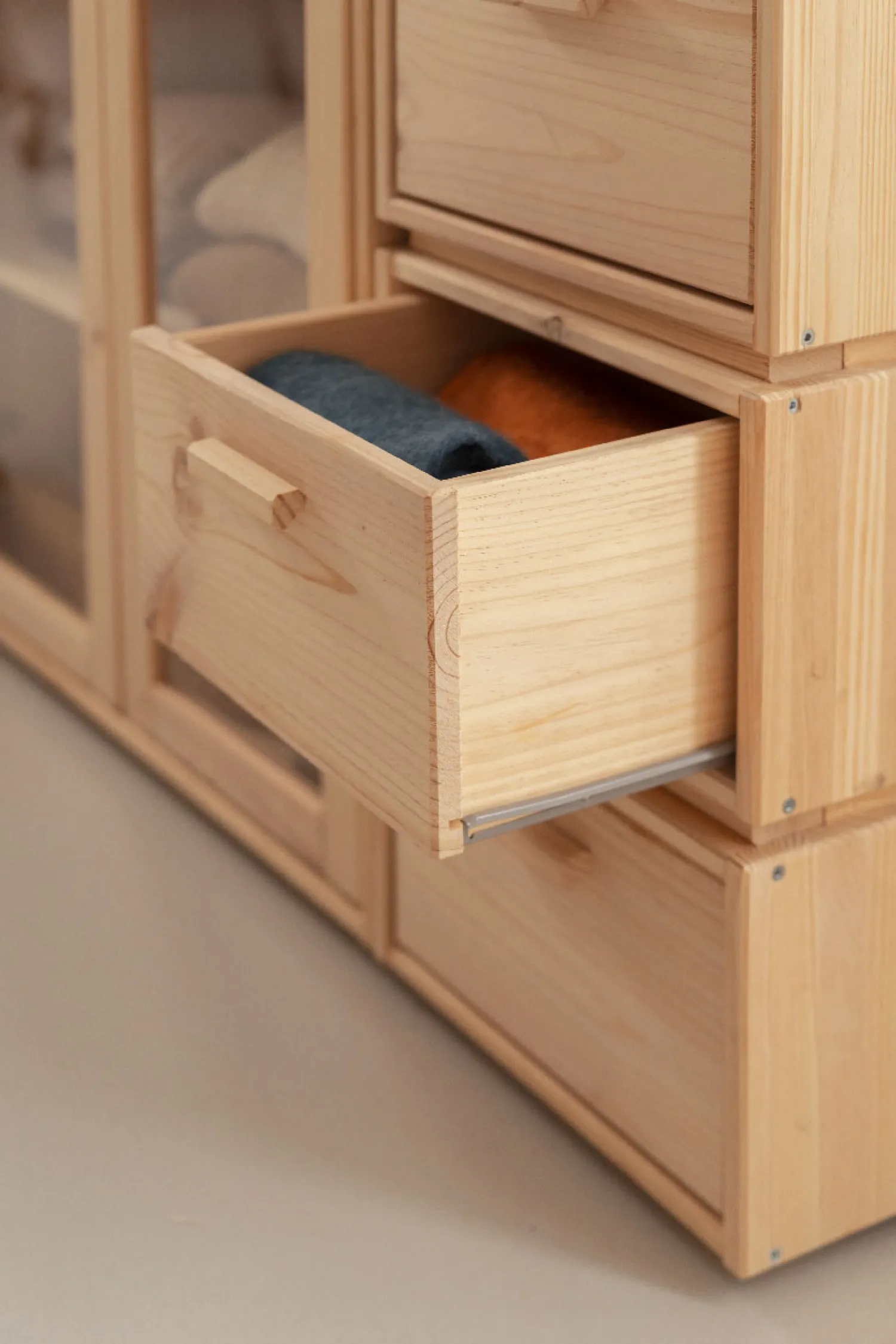 Muebles LUFE Vitrinas^LIBE vitrina con cajonera 117x115